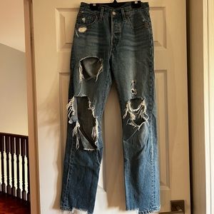 LEVIS RIPPED JEANS
